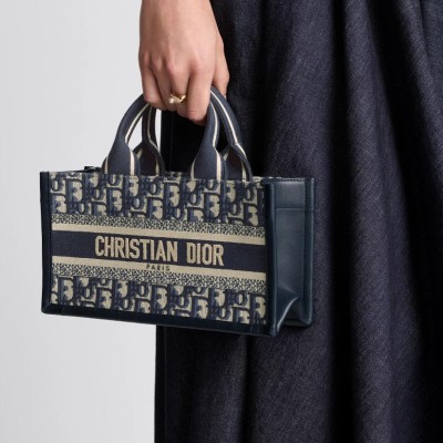 East-West Book Tote 手袋(附肩带) East-West Book Tote 手袋(附肩带)